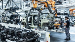 Produktion af kompakt elektrisk SUV i fabrikshal