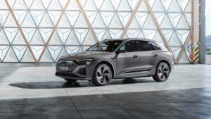 Audi Q8 e-tron parkeret i showroom