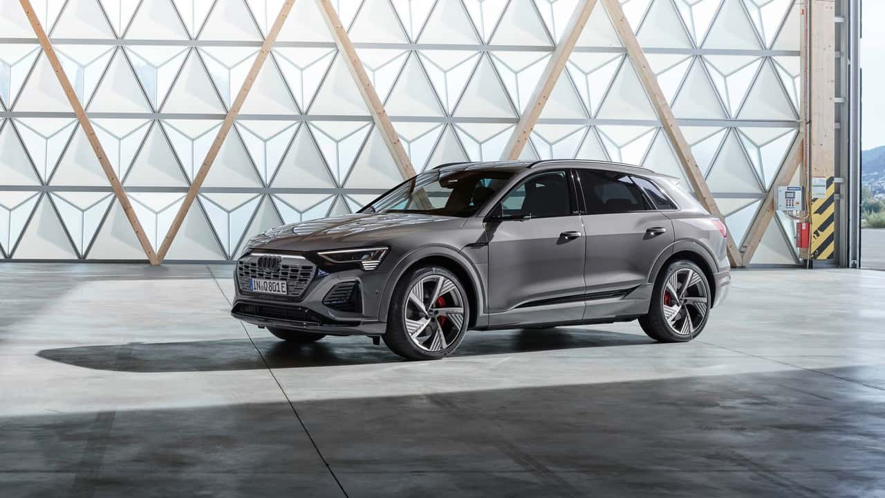 Audi Q8 e-tron parkeret i showroom
