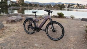 Aventon elcykel parkeret ved søbred