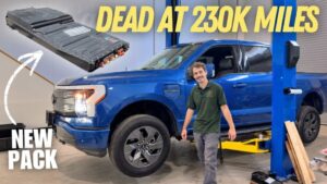 Blå Ford F-150 Lightning i værksted med ny batteripakke