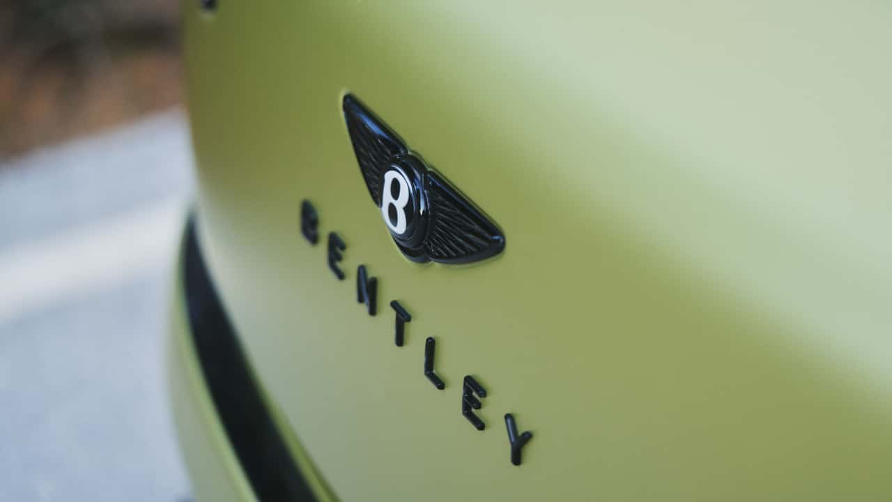 Bentley badge på olivengrøn bil