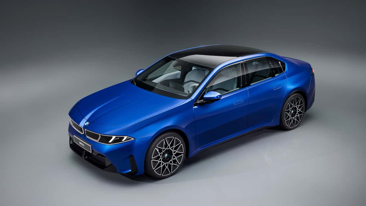 Blå BMW elektrisk sedan i studie