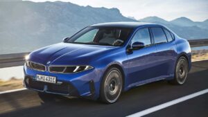 Blå BMW elektrisk sedan kører på motorvej