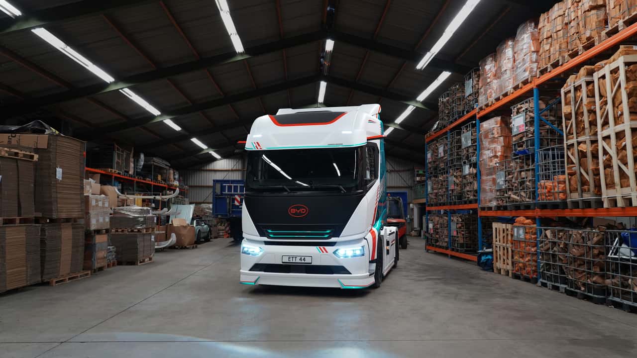 BYD elektrisk lastbil i lagerbygning