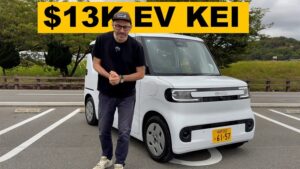 BYD elektrisk kei bil på parkeringsplads med person foran