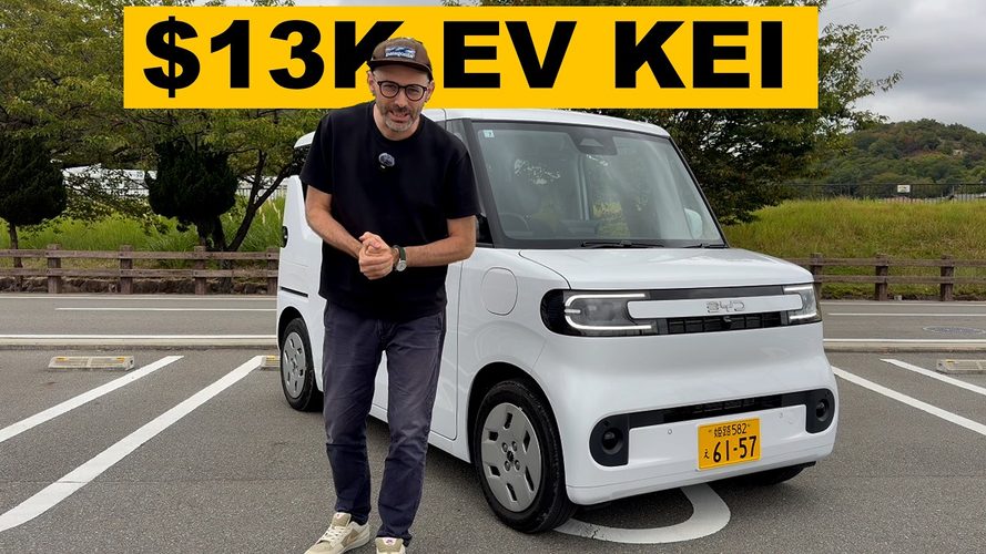 BYD elektrisk kei bil på parkeringsplads med person foran