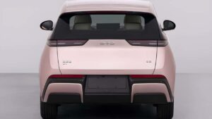 Bagfra af BYD elbil i gråtonet showroom