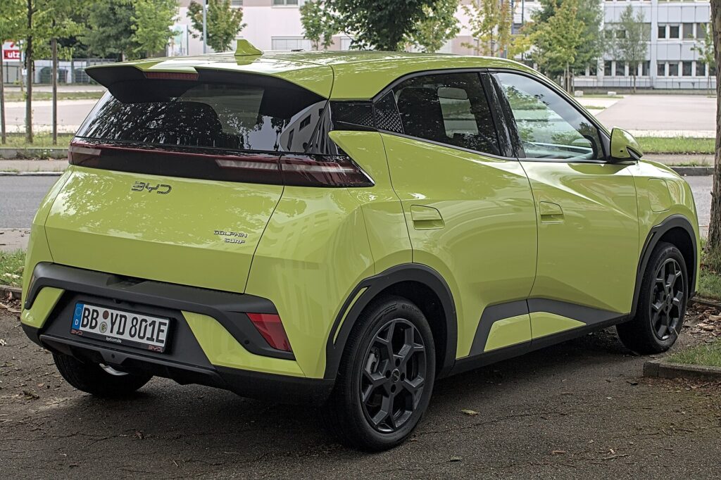 Limegrøn BYD Dolphin Surf set bagfra, parkeret ved vejen