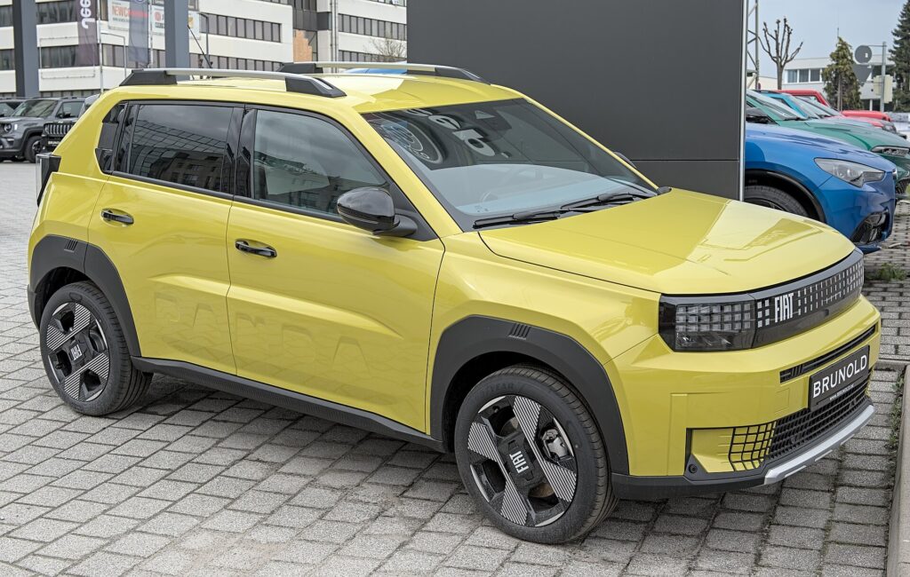 Gul Fiat Grande Panda elbil hos en forhandler