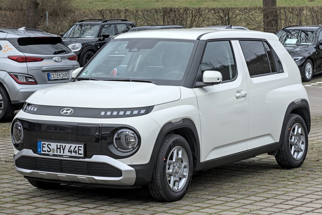 Hvid Hyundai Inster på en parkeringsplads