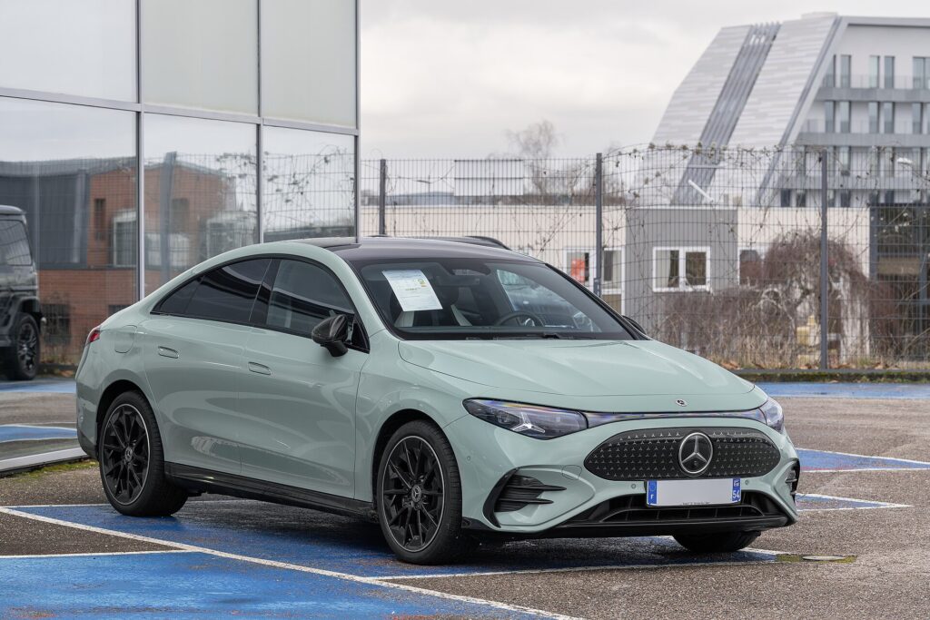 Grøn Mercedes-Benz CLA 250+ med EQ-teknologi