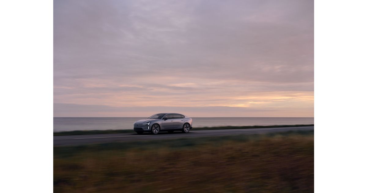 Polestar bil kører langs kysten ved solnedgang