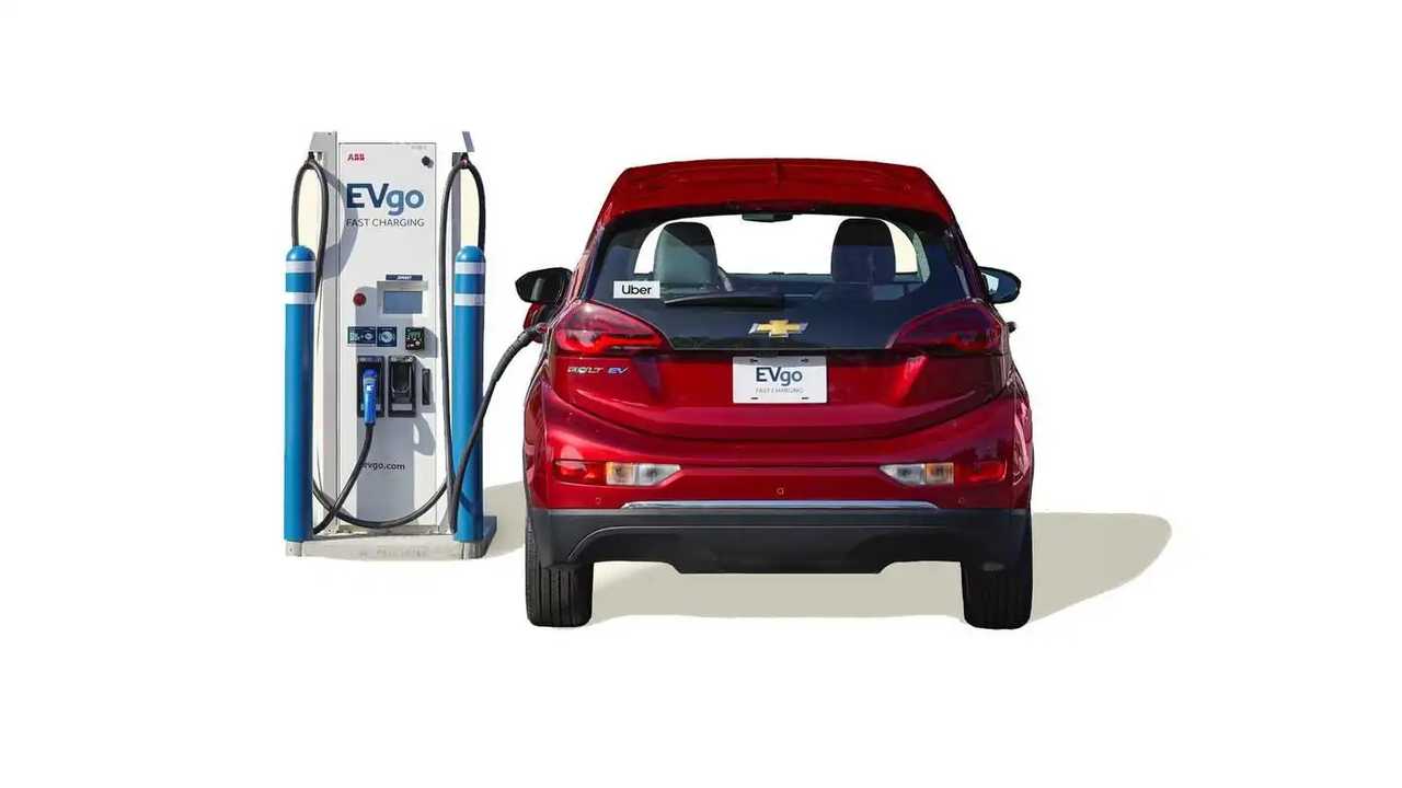 Rød Chevrolet Bolt EV oplader ved EVgo-station