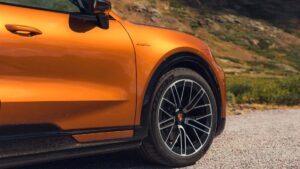 Porsche elektrisk SUV parkeret i naturen