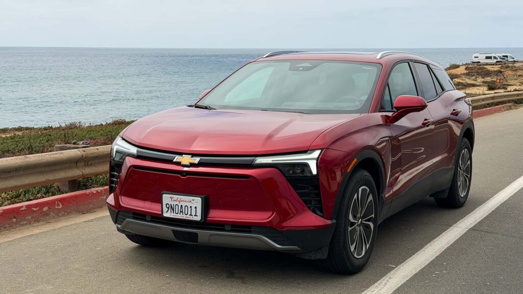 Chevrolet elektrisk SUV parkeret ved kysten
