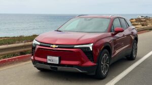 Chevrolet elektrisk SUV parkeret ved kysten