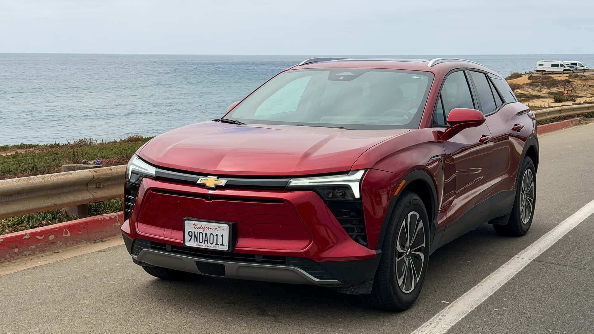 Chevrolet elektrisk SUV parkeret ved kysten