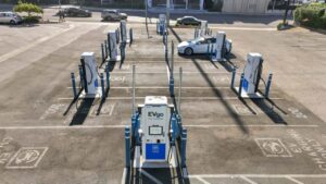 Hvid Tesla under opladning ved EVgo-station