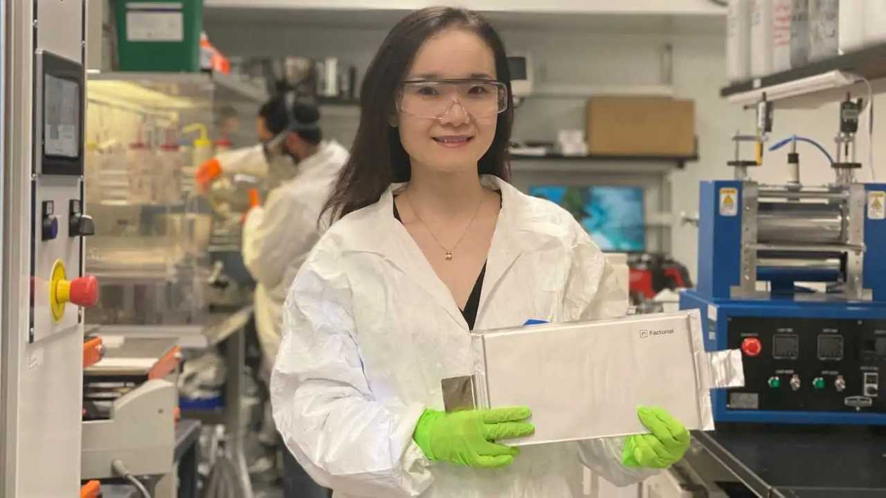 Forskningstekniker med batteripakke i laboratorium