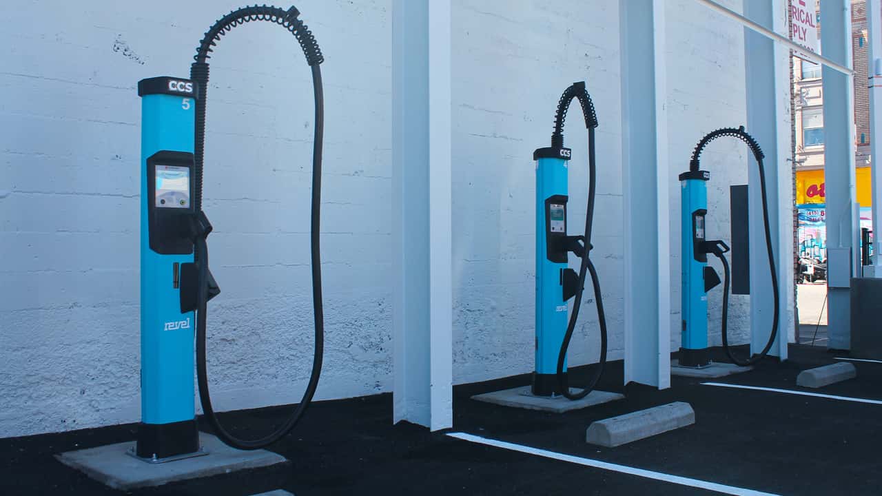 Tre Revel-opladningsstationer på række