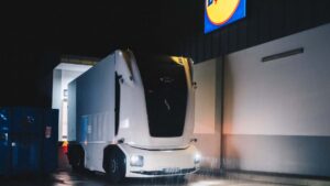 Selvkørende elektrisk lastbil ved supermarked