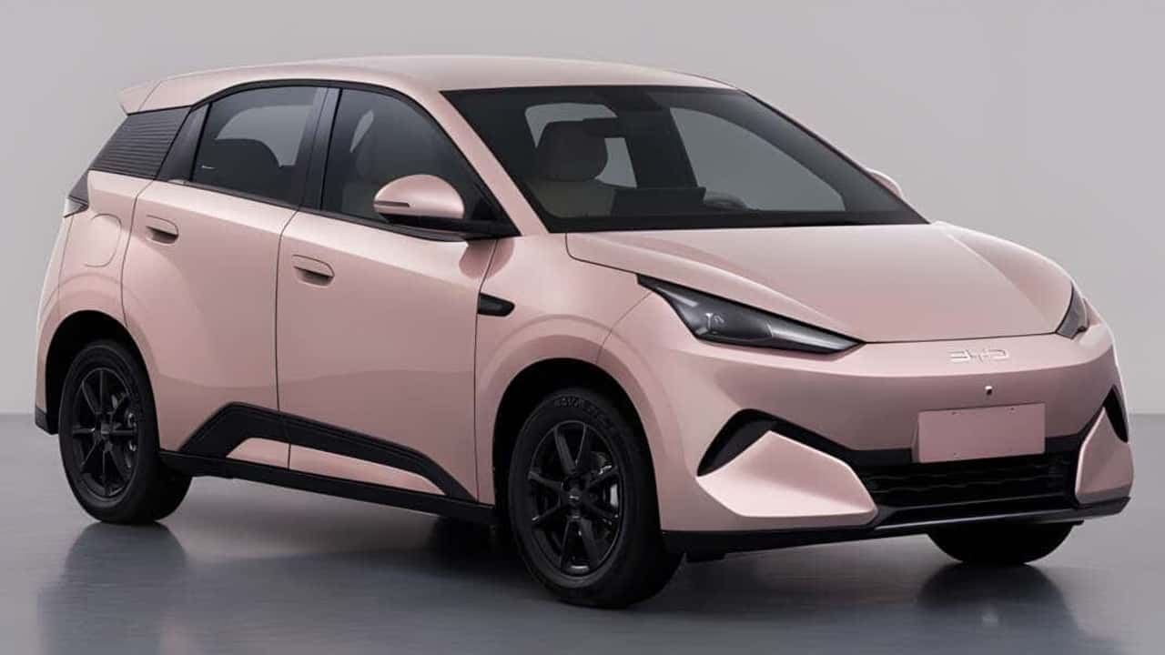 BYD kompakt elektrisk bil i showroom