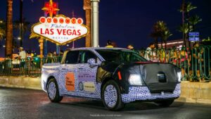 Ukendt elektrisk pickup foran Las Vegas-skiltet