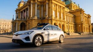 Elektrisk BYD SUV foran historisk bygning