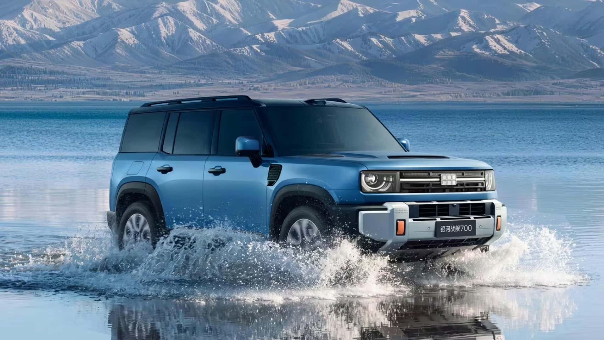Baojun 700 elektrisk SUV kører gennem vand