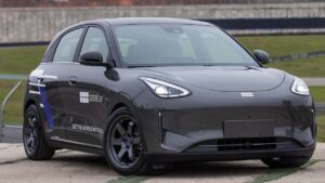 Geely kompakt elektrisk bil parkeret på bane