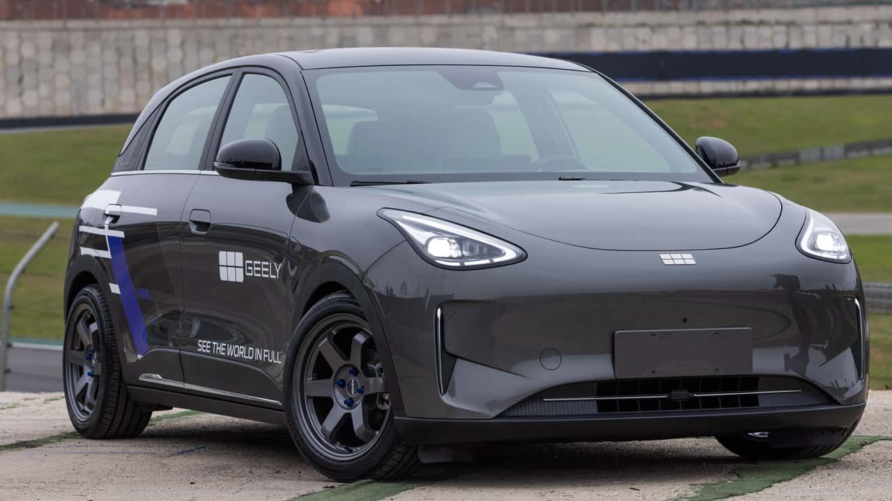 Geely kompakt elektrisk bil parkeret på bane