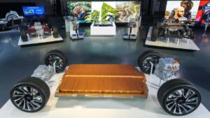 Udskåret EV-chassis i udstillingslokale