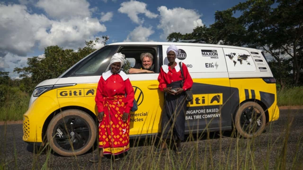 Volkswagen ID. Buzz med passagerer ved vejside