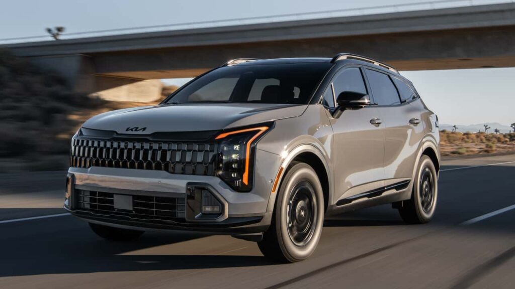 Kia elektrisk SUV kører på motorvej