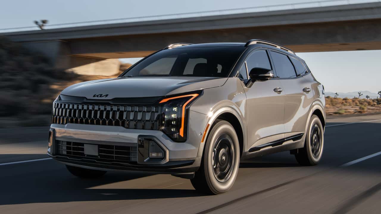 Kia elektrisk SUV kører på motorvej