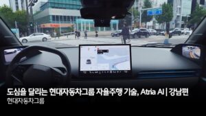 Interiør i Hyundai med infoskærme, byscene udenfor