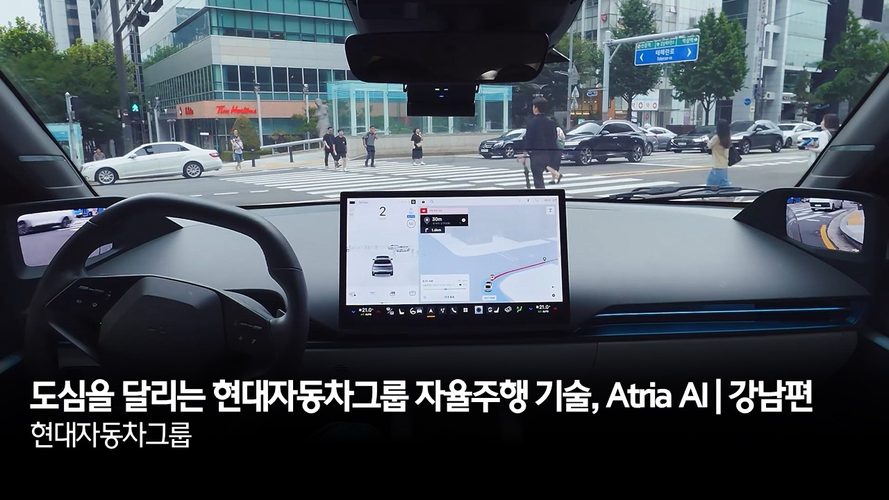 Interiør i Hyundai med infoskærme, byscene udenfor