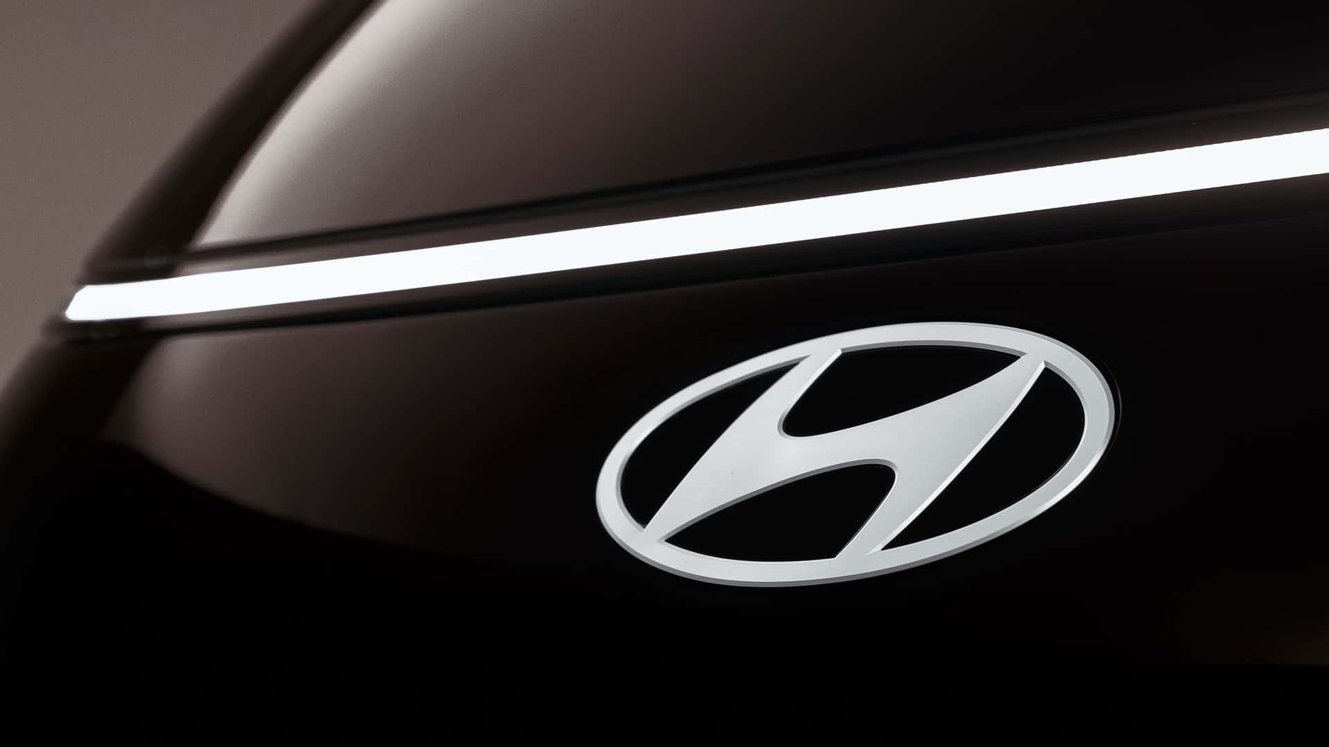 Hyundai-logo på sort køretøj