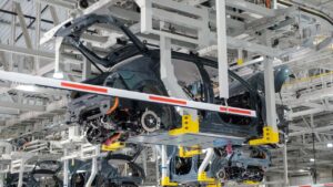Samlebånd med elektrisk køretøj i produktion