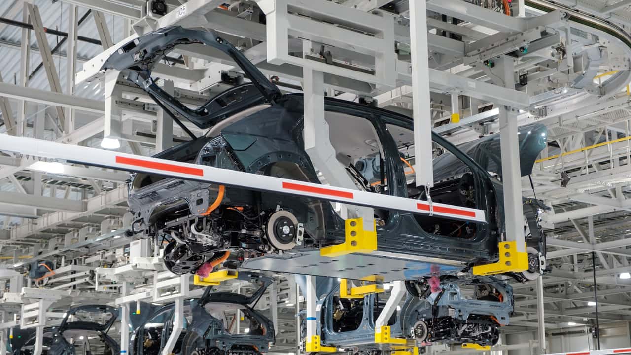 Samlebånd med elektrisk køretøj i produktion