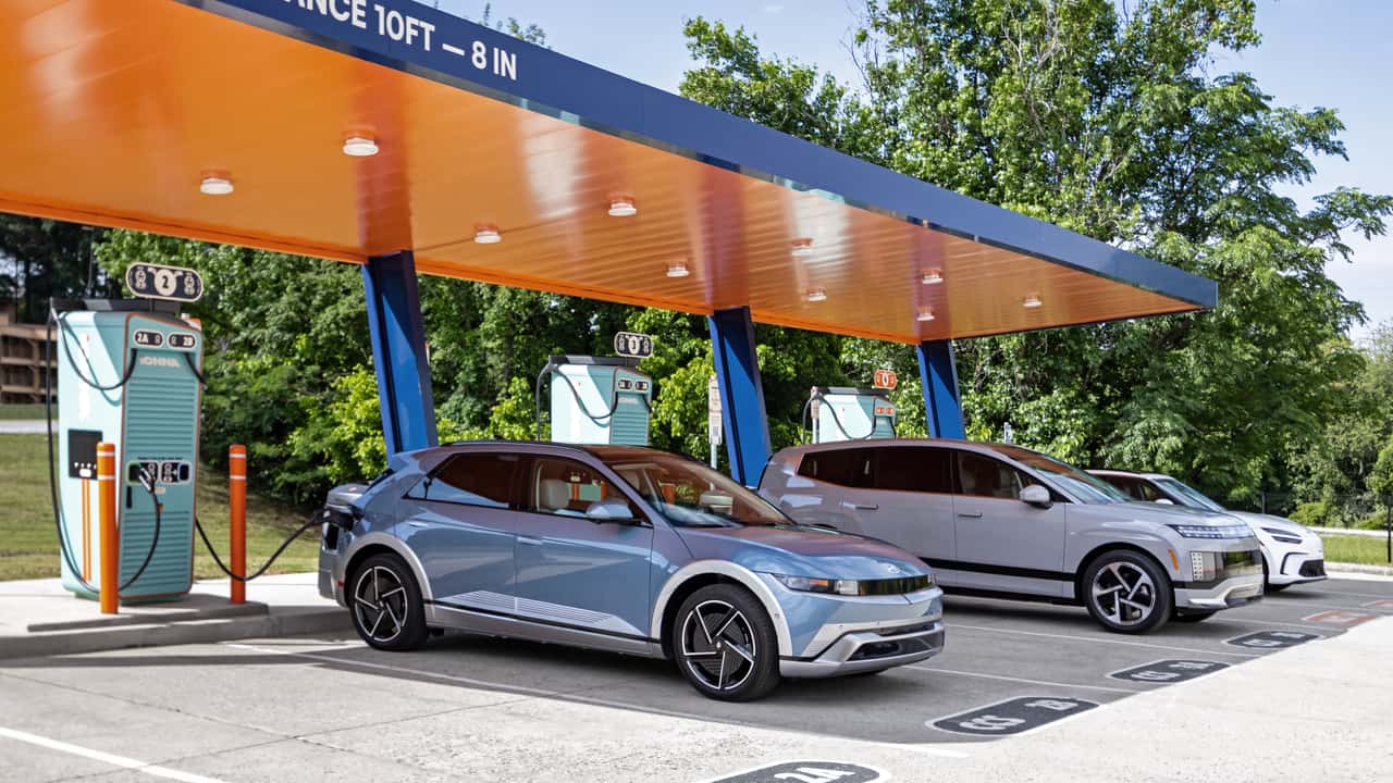 Hyundai Ioniq 5 oplades ved en ladestation