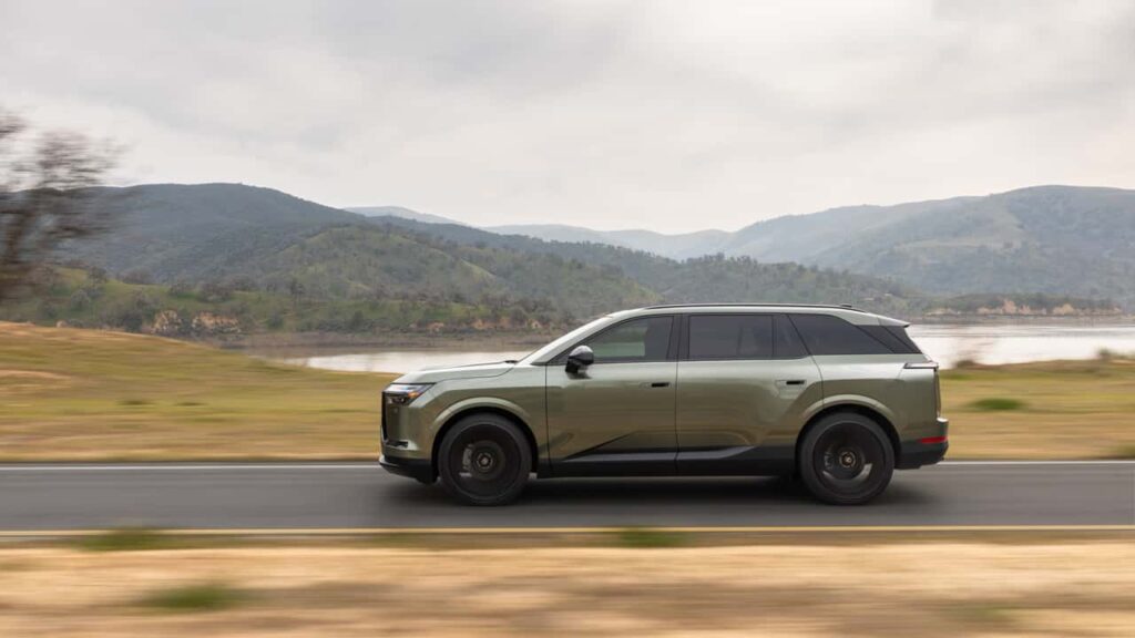 Elektrisk SUV i bevægelse langs sølandskab