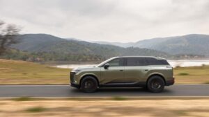 Elektrisk SUV i bevægelse langs sølandskab