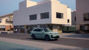 Elektrisk SUV fra Leapmotor kører i bymiljø