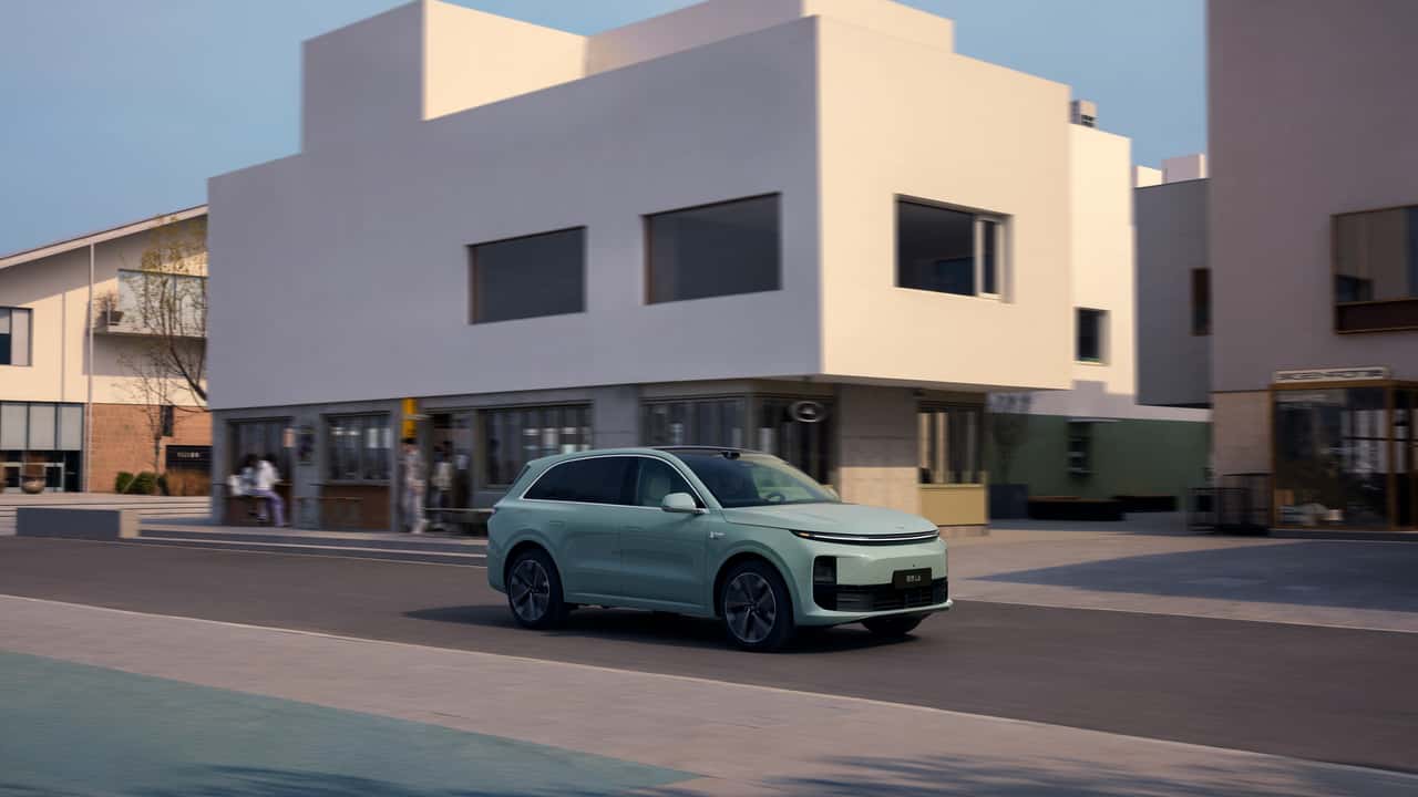 Elektrisk SUV fra Leapmotor kører i bymiljø