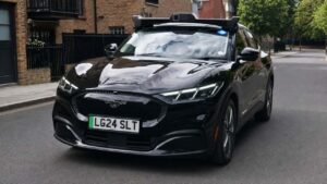Sort Ford Mustang Mach-E parkeret på byvej