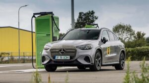 Mercedes elektrisk SUV ved ladestation