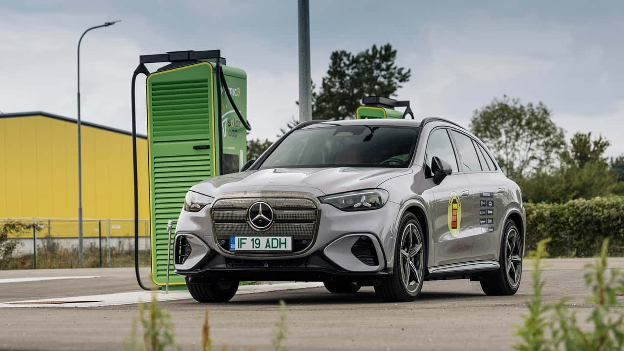 Mercedes elektrisk SUV ved ladestation