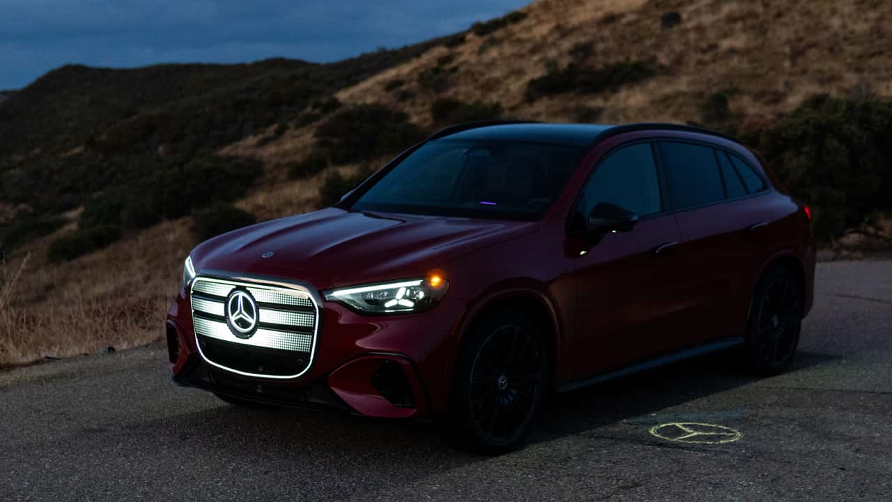 Mercedes elektrisk SUV i skumring på landevej